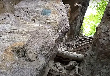 Skalná štrbina s rebríkom.