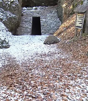 Kamenný portál tunela