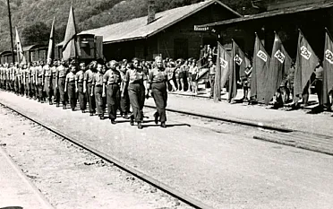 Nástup brigádnikov na stavbu Trate mládeže.