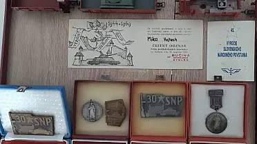 Odznaky s témou pancierového vlaku.