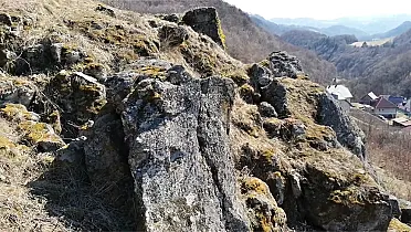 Pod kamenným morom domy.