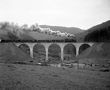 Slávnostný vlak smeruje do Banskej Štiavnice.