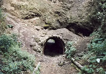 Tunel s drevenými výstuhami.