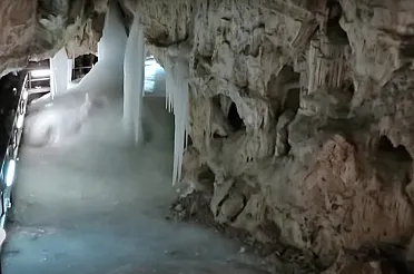 Ľad v jaskyni.