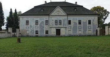 Chátrajúci kaštieľ po roku 2012.