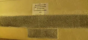 Nápis vo vnútorných priestoroch kaštieľa.