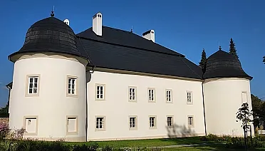 Zrekonštruovaný kaštieľ.