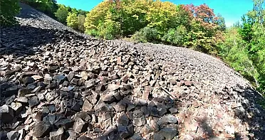 Polámané päť a šesťboké hranoly z bazaltu.