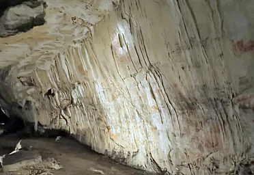 Stena s podpismi významných osobností.