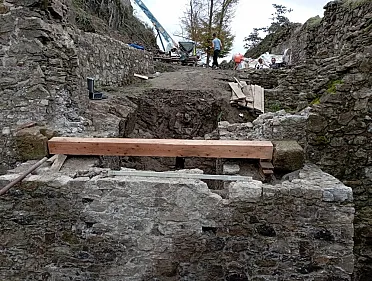 Vlčia jama pripravená na montáž padacieho kolískového mostu.