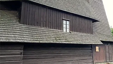 Drevený kostol zhotovený z červeného smreka