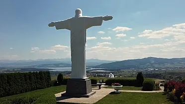 Ježiš Kristus symbolicky objíma Oravu