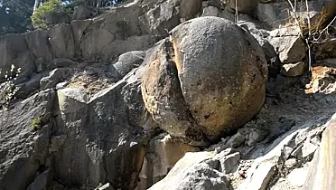 Kamenná guľa v kameňolome