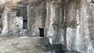 Objekty vytesané v skale