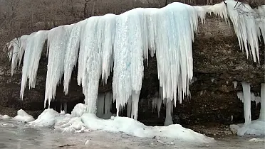 Šikľavá skala s ľadovým previsom