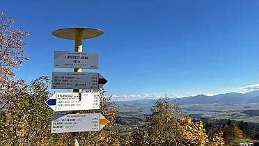 Turistický smerovník na hrade