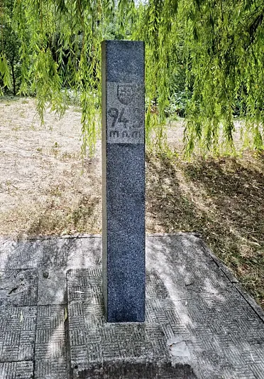 Žulový stĺp s vyznačenou nadmorskou výškou