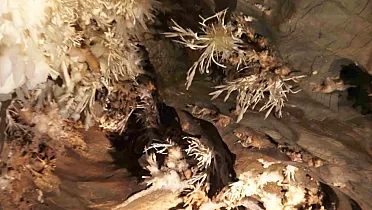 Aragonitová výzdoba jaskyne