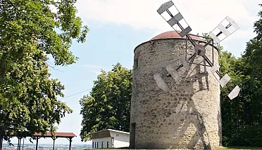 Kamenný veterný mlyn pred rokom 2022