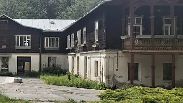 Opustené staré kúpeľné domy