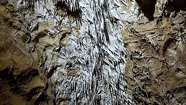 Sintrová výzdoba v jaskyni