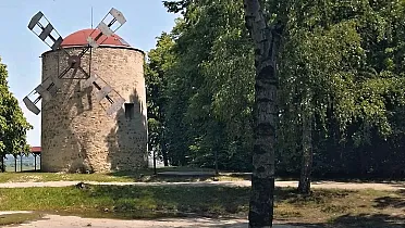 Veterný kamenný mlyn pred rekonštrukciou