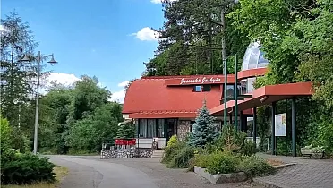 Vstupný areál do Jasovskej jaskyne