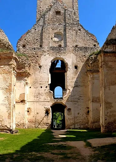 Zachovalé múry kostola