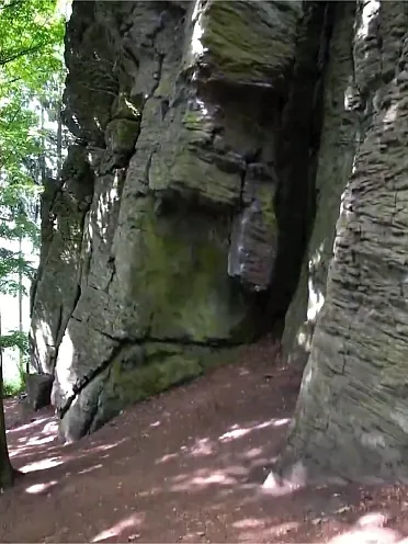 Chodník pod skalami