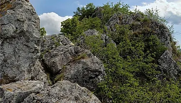 Chodník prechádza cez skalné bralá