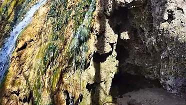 Malá jaskyňa pod vodopádom