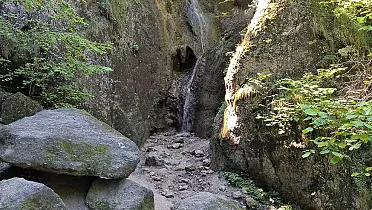 Malá jaskyňa pod vodopádom