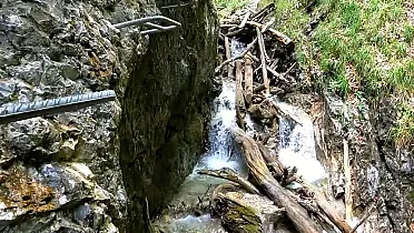 Pozostatky požiaru v rokline