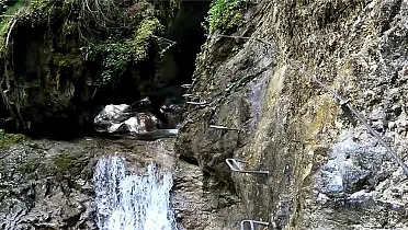 Prechod je len po stúpačkách