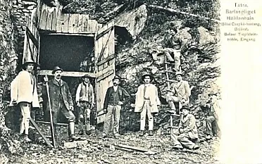 Pred vchodom do jaskyne