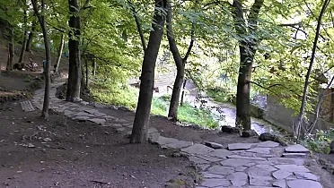 Upravený areál s lavičkami