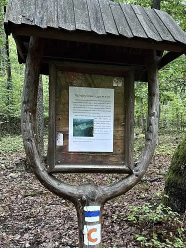 Informačný panel pri pivniciach