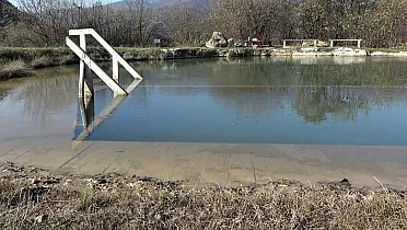 Jazero má drevenú výplň