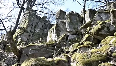 Obrovská kopa skál