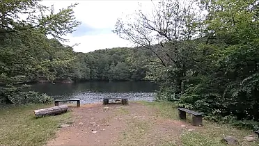 Posedenie pri jazere