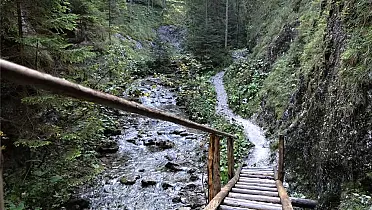 Roklinou sa kľukatí potok aj chodník