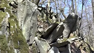 Rozmanité skalné útvary