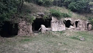 Skalné obydlia v Lišove