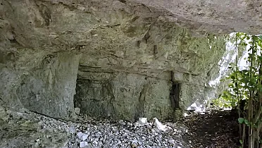 Skalné okno s jaskyňami