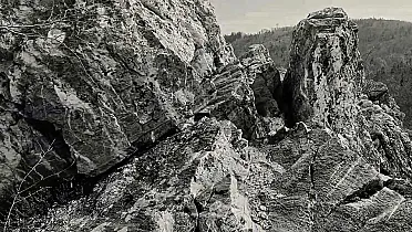 Skaly na vrchole