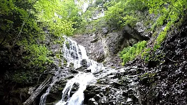 Vodopád je tvorený kaskádami