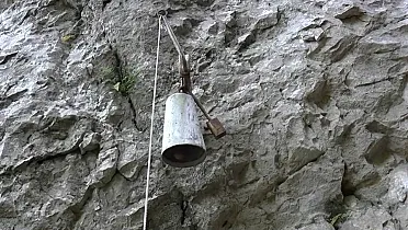 Zvonec pred jaskyňou