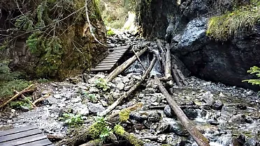 Na začiatku je dolina úzka