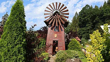 Replika veterného mlyna v Korni