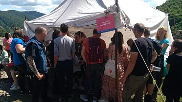 Hrnčiari v zovretí návštevníkov